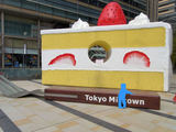 東京ミッドタウンの巨大ケーキオブジェ