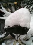 自転車に積もった雪