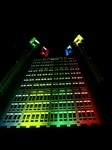 真下から見た都庁ライトアップ(五輪カラー)