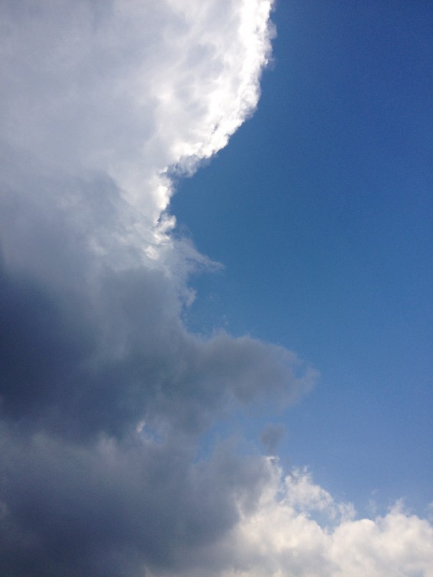 白い雲と黒い雲と青い空が一体の写真