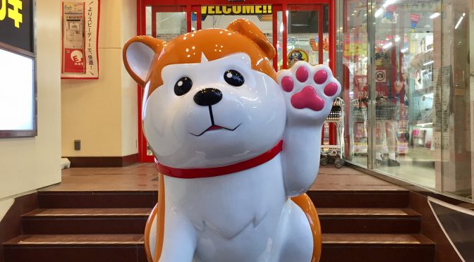渋谷のメガドンキホーテ「手招きハチ」