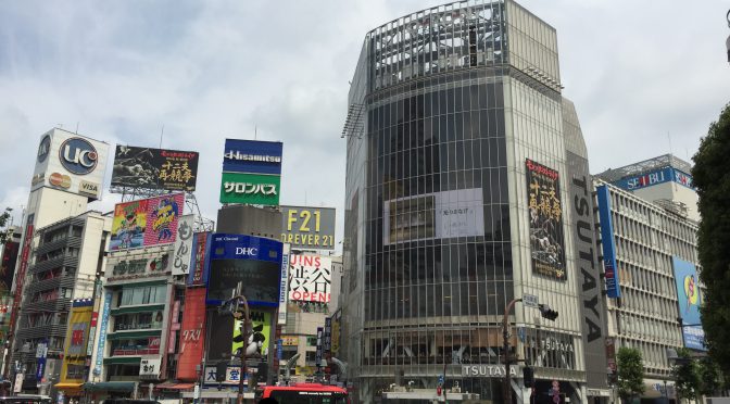 渋谷スクランブル交差点とハチ公バス