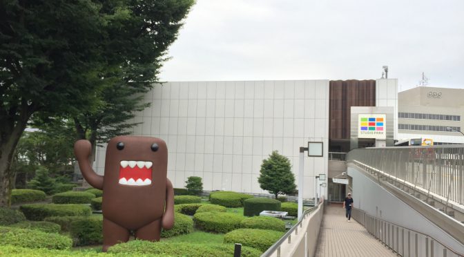 大きなどーもくんとその隣の通路の事。