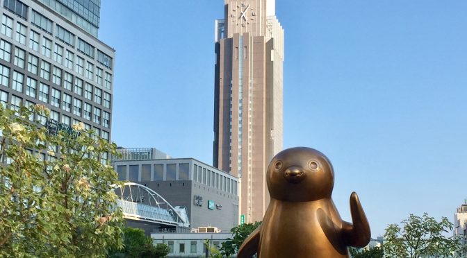 新宿“スイカのペンギン広場”からのドコモタワーとタイムズスクエア
