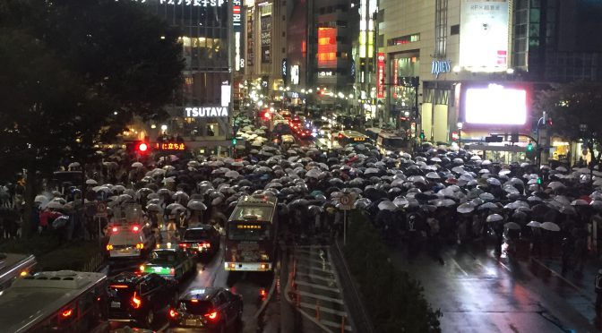 ハロウィン直前　土曜の夜、雨の渋谷スクランブル交差点