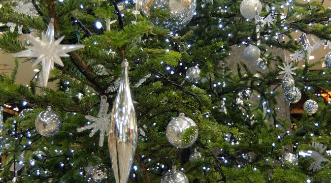 新宿タカシマヤエントランス前のクリスマスツリー2017
