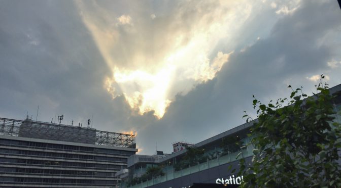 雲と光のコラボレーション（ある日の新宿の空より）