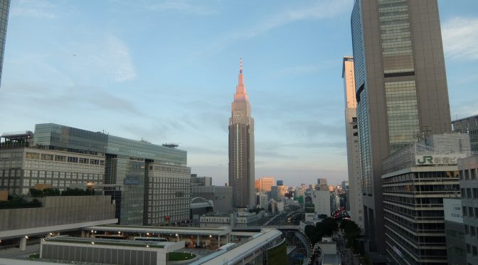 夕刻の新宿（バスタとドコモタワーと月の写真♪）