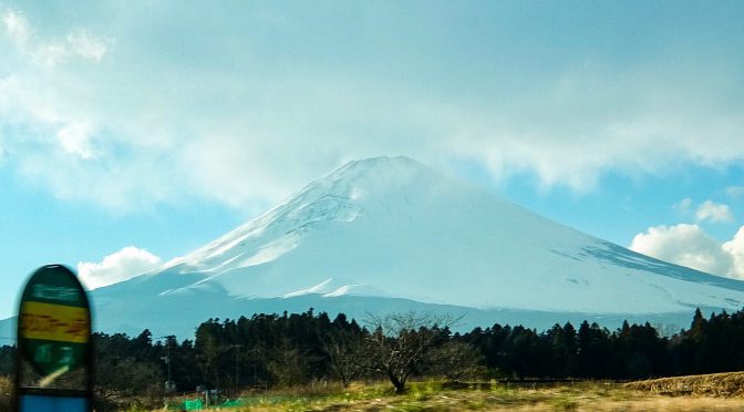 走行中の車窓から見た富士山