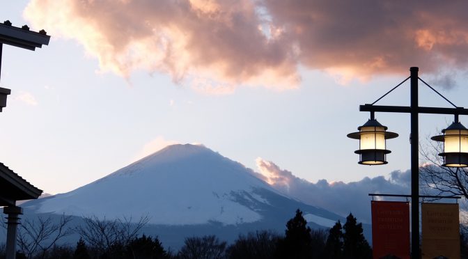 御殿場アウトレットから臨む夕暮れ時の富士山