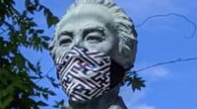 マスク姿の龍馬像