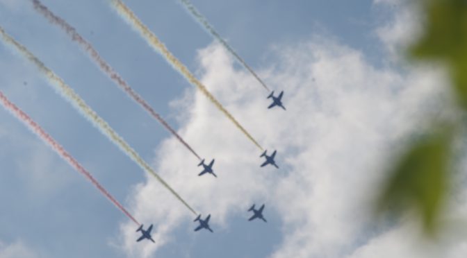 ブルーインパルス五輪カラースモークにて東京飛行