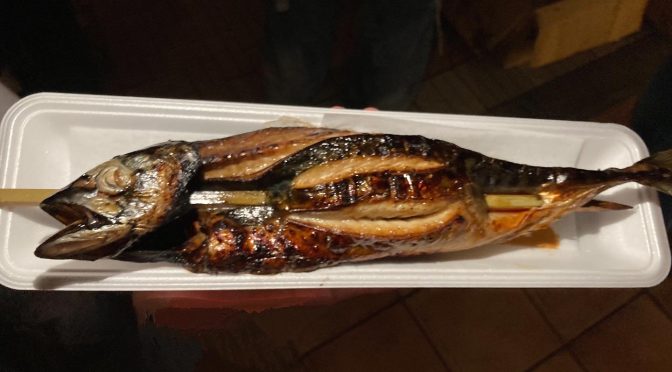 2023麻布十番祭りでサバの丸焼き