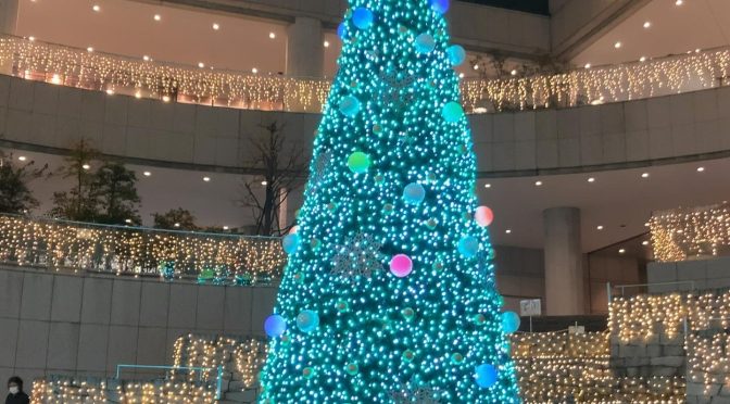 東京オペラシティのクリスマスツリー2023